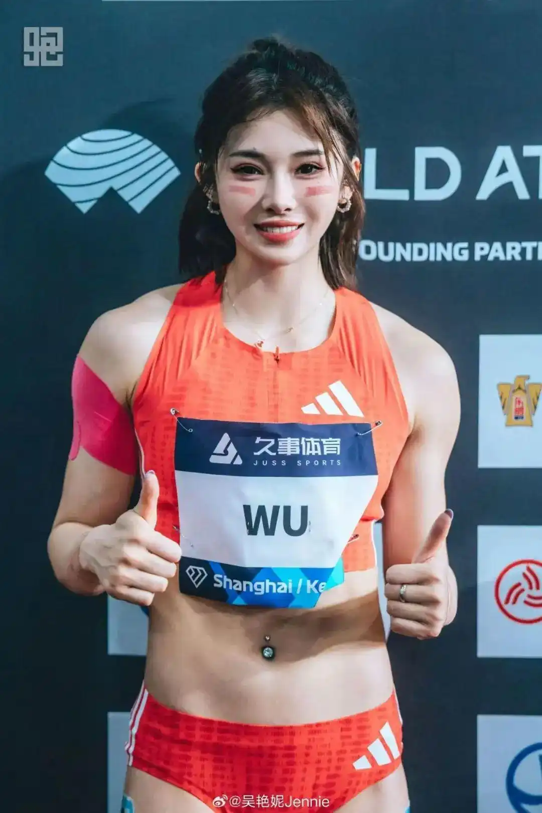 吴艳妮夺冠后亲吻现场小粉丝_吴艳妮母亲拒绝危机公关费用_吴艳妮母亲力挺女儿抢跑事件