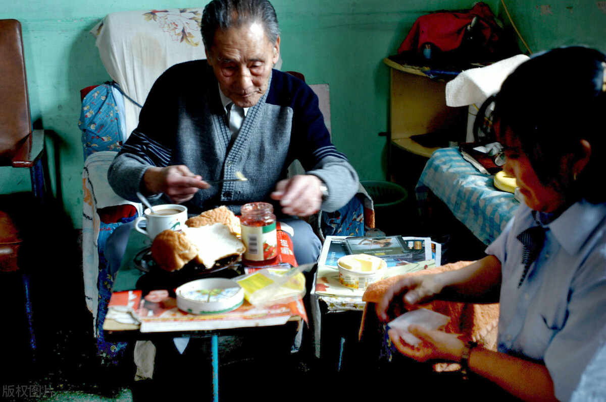 45岁住家男保姆哭诉：月工资1万，但我还没坚持2个月，便匆匆离开