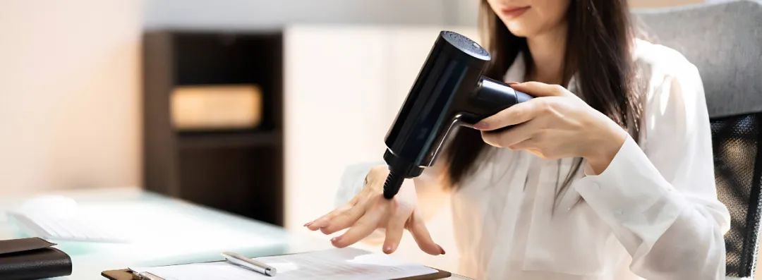 筋膜枪按摩眼眶致白内障_筋膜枪眼部按摩危害_女子用筋膜枪按摩眼睛险失明