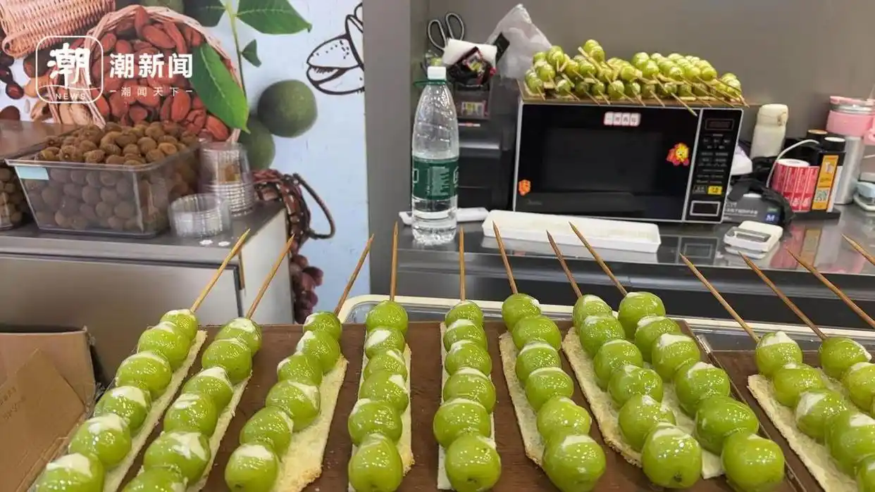 详细阅读:奶皮子糖葫芦一夜走红:有人排3小时只为尝鲜,有人表示“看不懂” 奶皮子糖葫芦一夜走红:有人排3小时只为尝鲜,有人表示“看不懂”