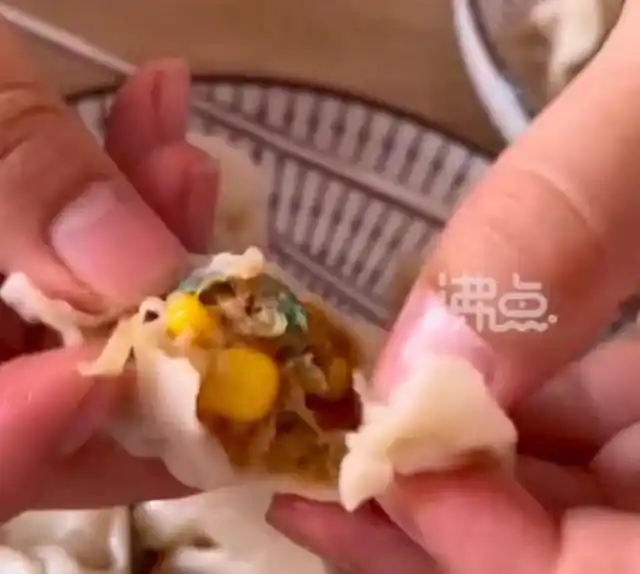 三全水饺吃出抹布？三全食品客服人员：无权回答