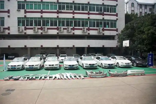 特大“碰瓷”团伙被摧毁，62名嫌疑人被抓！车主们竟都“哑巴吃黄连”无力反驳