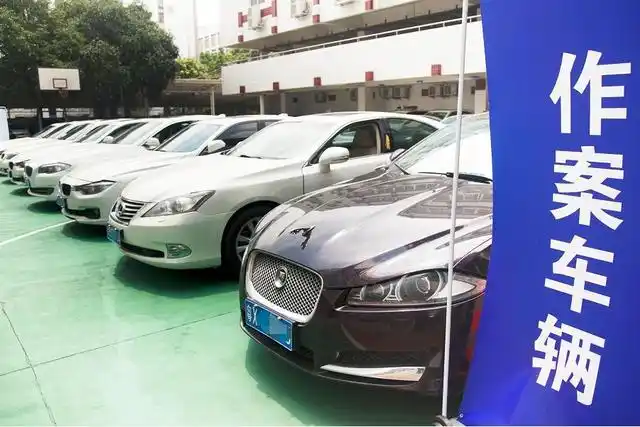 高速后视镜碰瓷党图片_宝马碰瓷案件分析_佛山警方打击碰瓷团伙