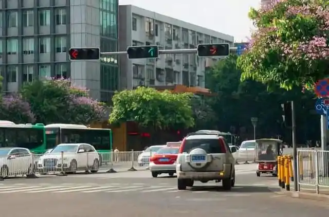 高速后视镜碰瓷党图片_宝马碰瓷案件分析_佛山警方打击碰瓷团伙