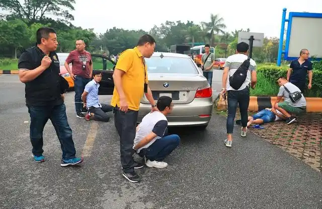 佛山警方打击碰瓷团伙_高速后视镜碰瓷党图片_宝马碰瓷案件分析