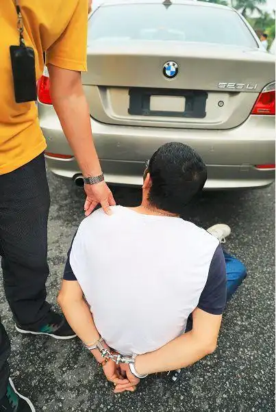 高速后视镜碰瓷党图片_宝马碰瓷案件分析_佛山警方打击碰瓷团伙