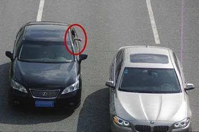 高速后视镜碰瓷党图片_高速碰瓷应对方法_高速碰瓷手法