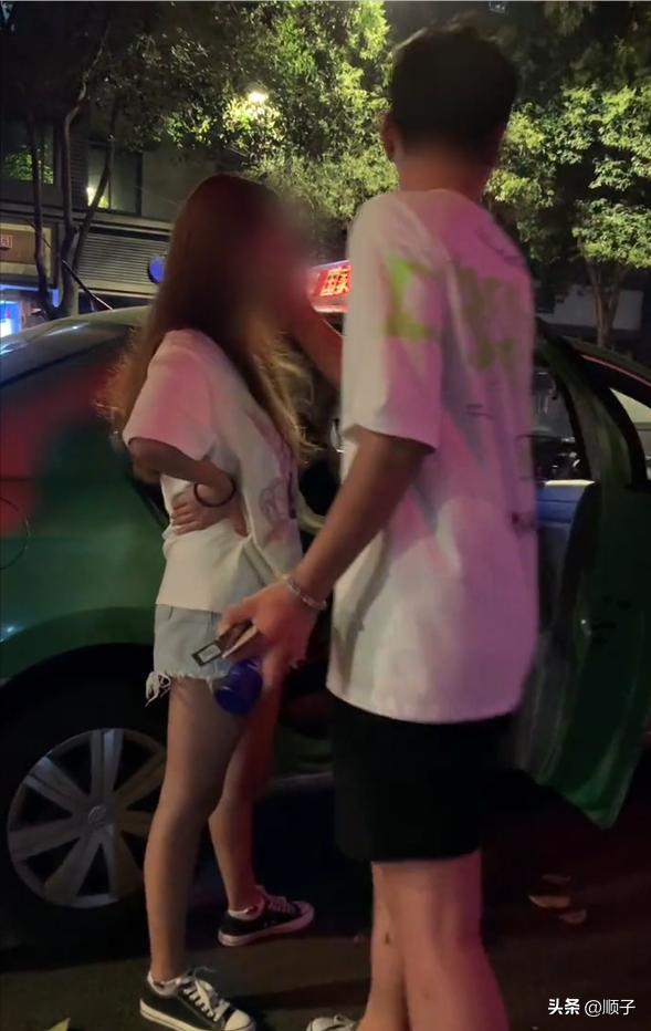 成都市区晚间洗车_女子醉酒吐车内司机收费_出租车司机200元洗车费情侣争执