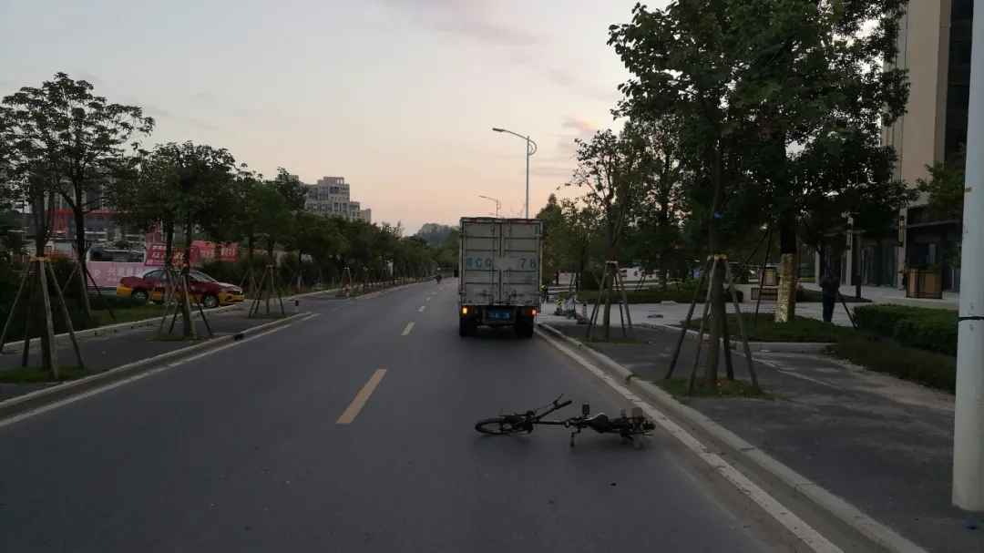 高速后视镜碰瓷党图片_碰瓷党 手法 无监控 碰瓷司机 避免上当