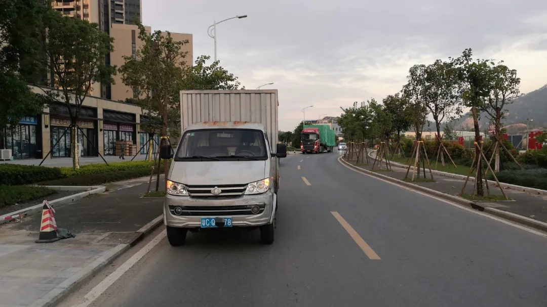 碰瓷党 手法 无监控 碰瓷司机 避免上当_高速后视镜碰瓷党图片