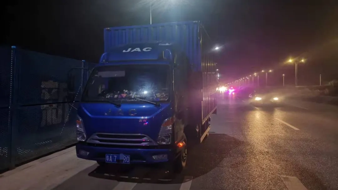 高速后视镜碰瓷党图片_碰瓷党 手法 无监控 碰瓷司机 避免上当