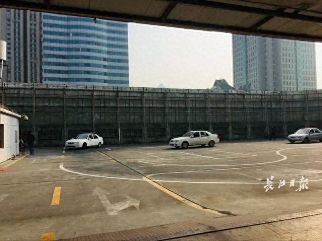 太吓人了！驾校竟悬在20米高的楼顶练车，刹车没踩好就……
