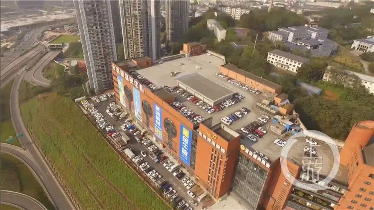 【社会万象】重庆七层楼顶建6000平驾校！官方回应：已禁止开展训练，教练车全部移出