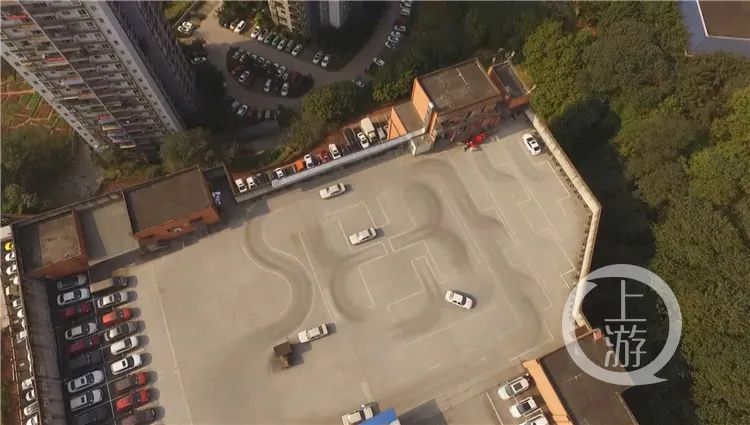 康桥驾校楼顶训练场违规_驾校楼顶练车安全隐患_楼顶设练车场