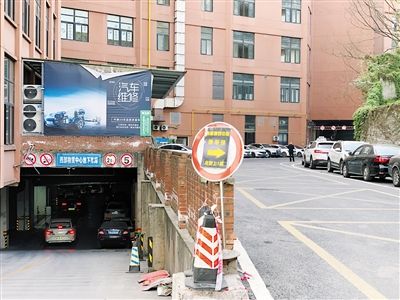 重庆一驾校藏身闹市楼顶 无备案已被要求停用