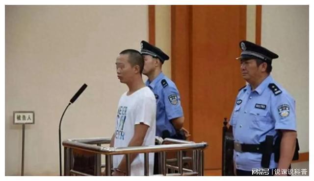 男子杀妻入狱15年，11年后亡妻复活，还带回新的丈夫和儿子