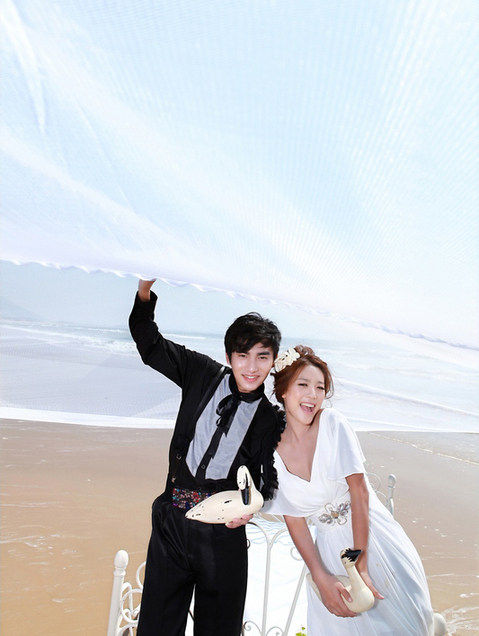 春天来了,微微的寒气还是减少了新人拍美丽外景的几分勇气,那么让我们随三亚克洛伊婚纱摄影会馆一起去了解一下三亚的春季拍婚纱照的乐趣和享受,不再美丽冻人,在暖暖的春天里更加美丽更加动人!