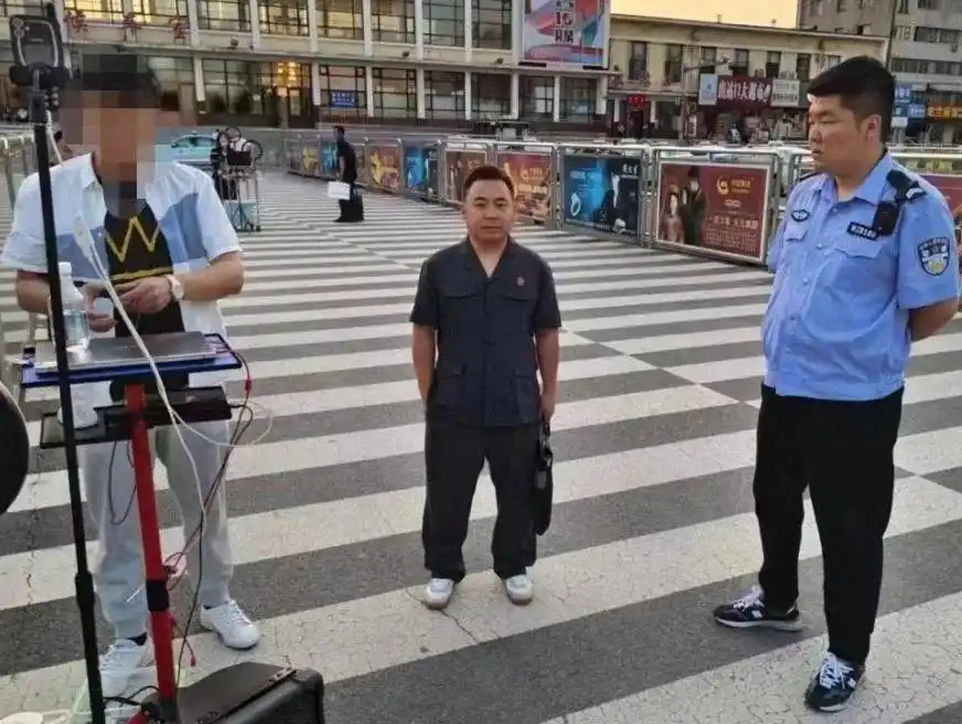 拘留！一网红在火车站前直播时被抓