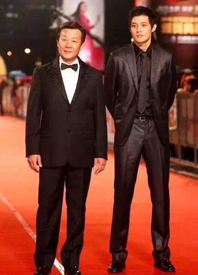 两个老婆楼上楼下住其乐融融，她们还为寇世勋生了4个孩子