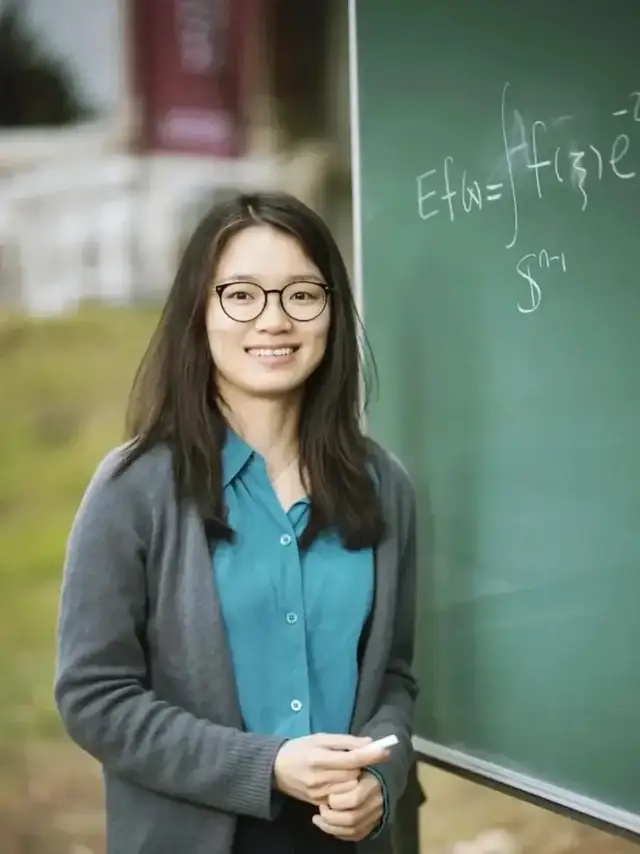 详细阅读:北大清华教室挤爆了!韦东奕前排听课,丘成桐站台,她究竟是谁? 北大清华教室挤爆了!韦东奕前排听课,丘成桐站台,她究竟是谁?