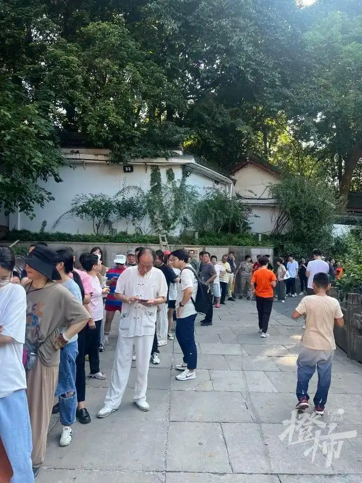 老杭州寺庙月饼哪里买_杭州寺庙月饼火到限购 代购凌晨排队_灵隐寺素月饼开售时间