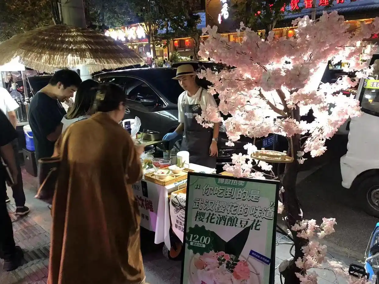 摆摊日入过千经验分享_这个“地摊” 不卖东西只救命_摆摊创业失败案例分析