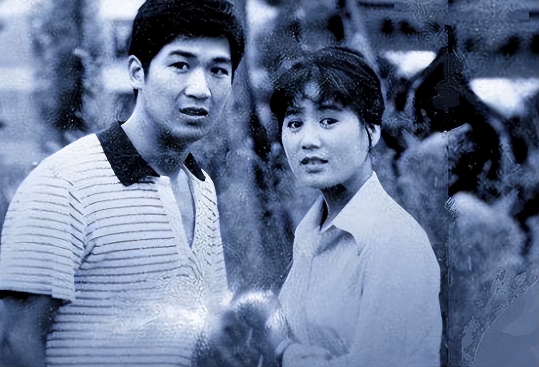 张国立与罗秀春离婚原因_张国立为什么和前妻离婚_张国立与邓婕婚姻故事