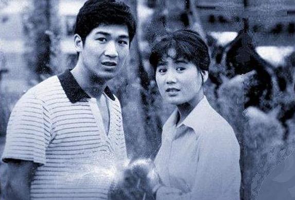 张国立与前妻罗秀春离婚原因_张国立为什么和前妻离婚_张国立与邓婕爱情故事
