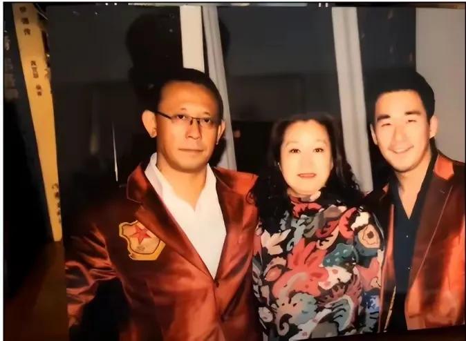 张国立为什么和前妻离婚_张国立邓婕罗秀春三角关系_张国立与邓婕的爱情故事