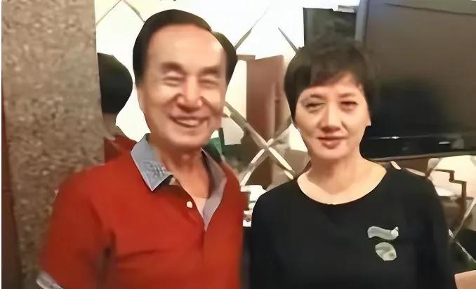 张国立为什么和前妻离婚_张国立邓婕罗秀春三角关系_张国立与邓婕的爱情故事