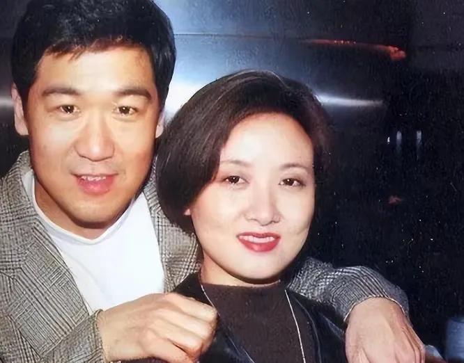 张国立邓婕罗秀春三角关系_张国立为什么和前妻离婚_张国立与邓婕的爱情故事