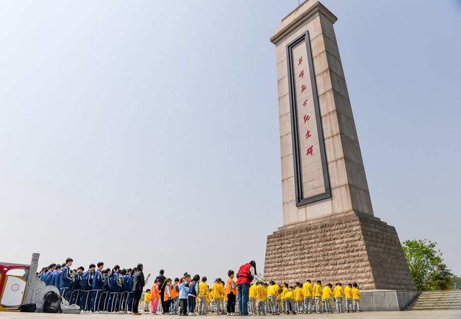 习近平深情瞻仰人民英雄纪念碑_学习习近平总书记讲述的英烈故事_习近平总书记缅怀纪念英烈事迹