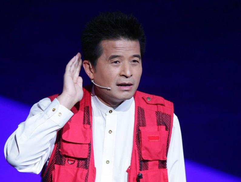 事实证明，“消失”8年的毕福剑，已经走上了一条“不归路”