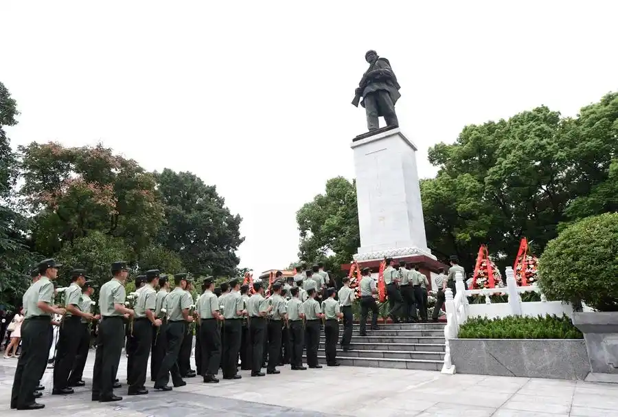 习近平深情瞻仰人民英雄纪念碑_习近平总书记缅怀英烈故事_学习英烈事迹