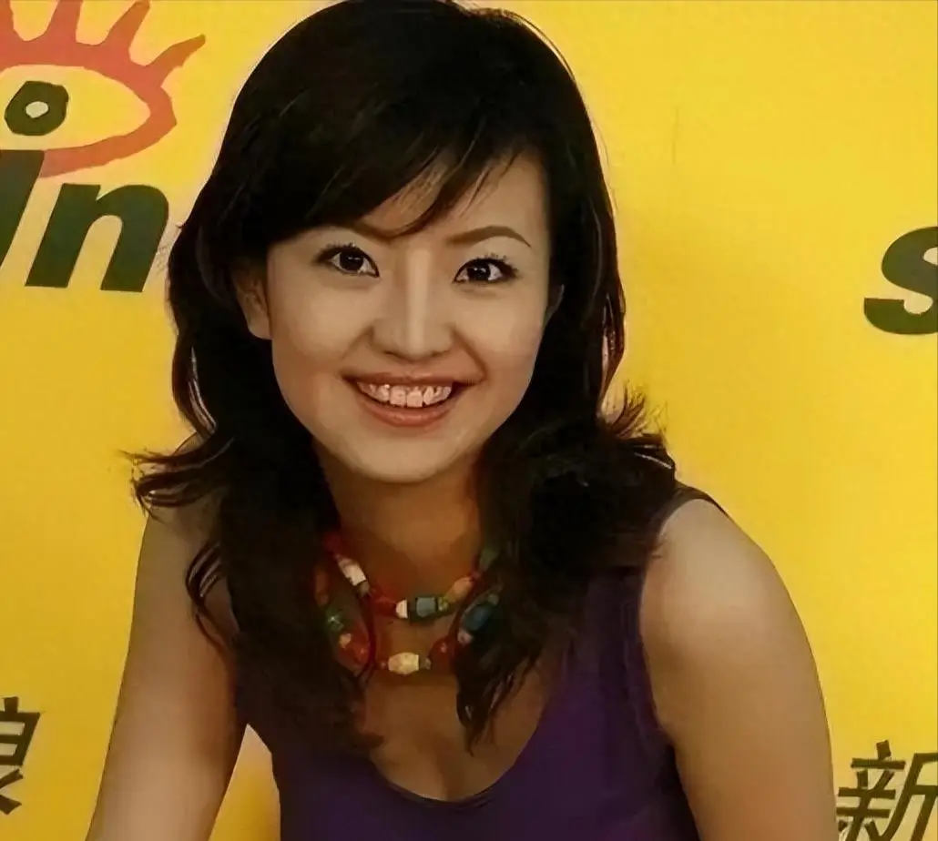 她和撒贝宁同居4年，却转身投入富豪怀抱，没想到现在竟沦落至此