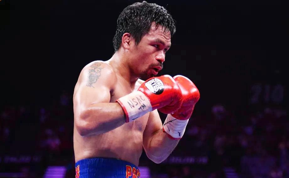 帕奎奥展示23年前的拳击执照，那年他只有19岁，一脸的青涩