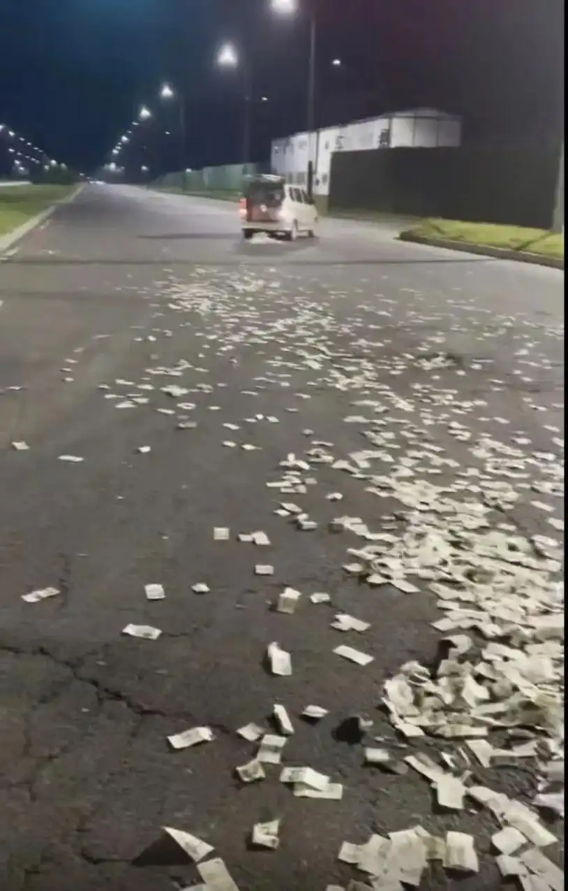 详细阅读:深夜,哈尔滨街头散落万元现金……这一幕太暖心! 深夜,哈尔滨街头散落万元现金……这一幕太暖心!