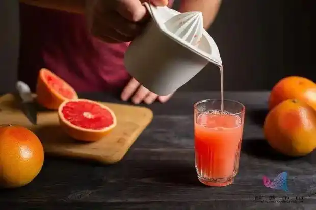 西柚 药物相互作用 药物禁忌_但凡在吃药最好别吃这种水果