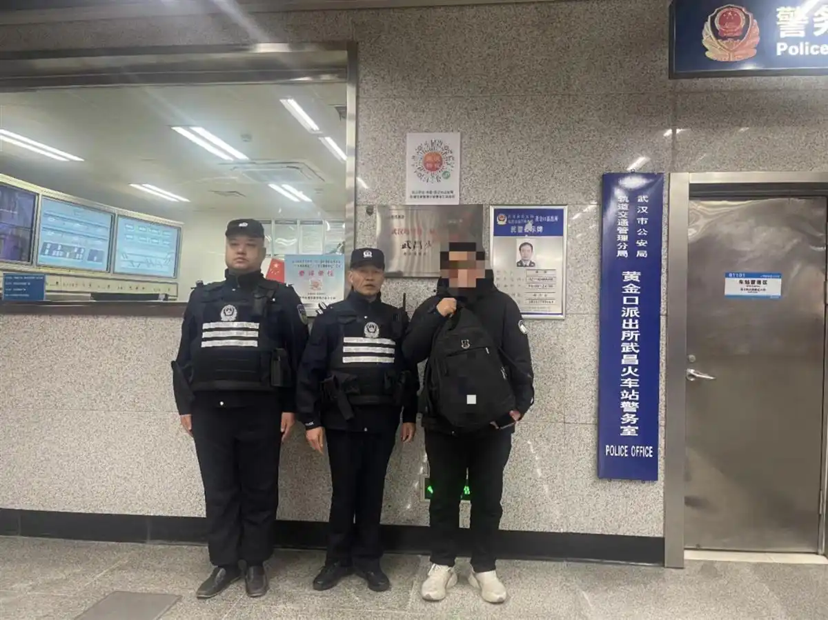 大学生价值9000余元的电脑遗失在地铁站，民警10分钟寻回