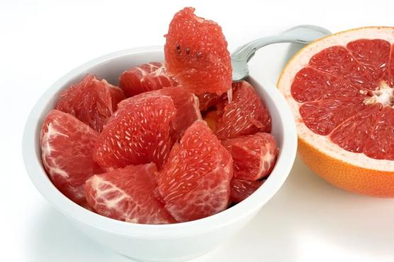 吃柚子与药物相互作用_但凡在吃药最好别吃这种水果_柚子与哪些药物不能同食