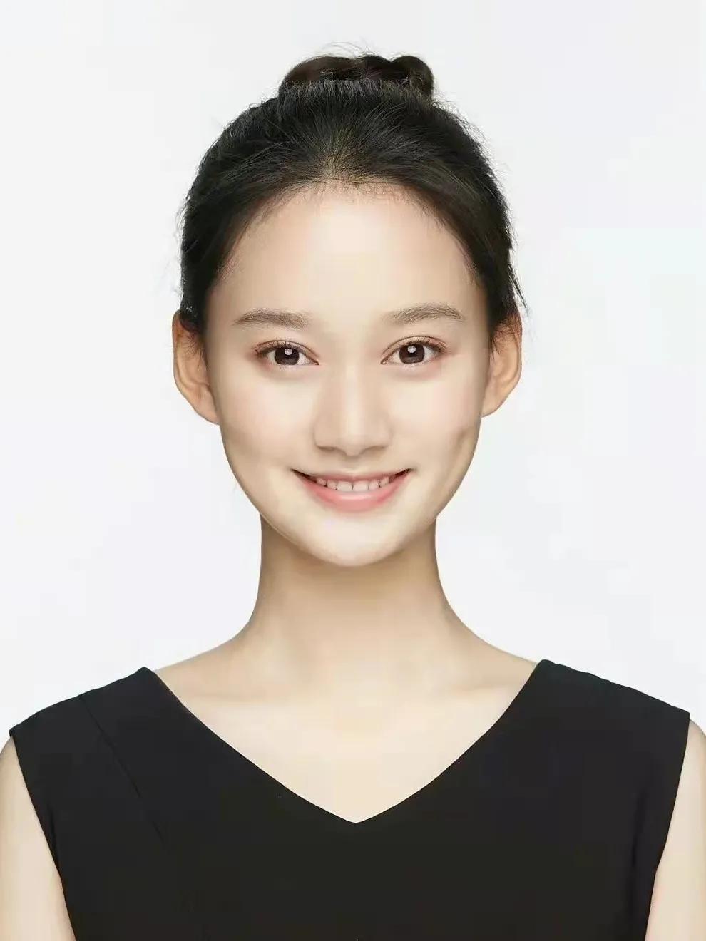 艺考证件照要求_明星证件照分析_美术艺考生面试现场