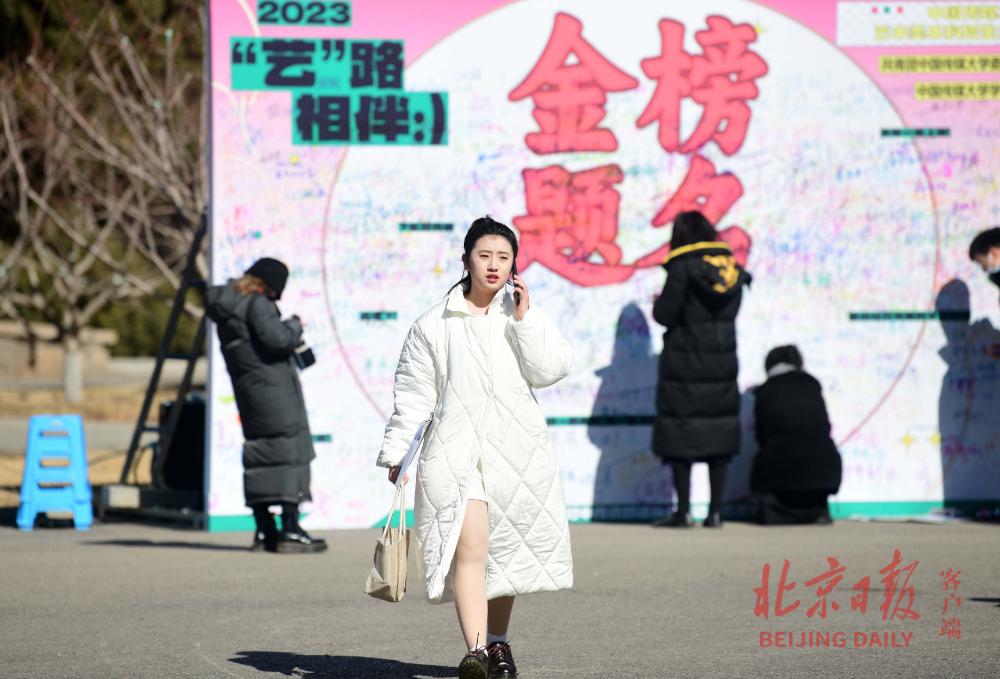 中国传媒大学艺考线下考试_2023年艺术类本科招生考试复试_美术艺考生面试现场