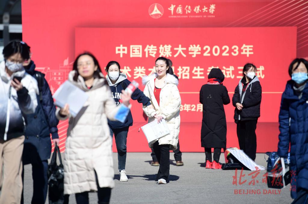 美术艺考生面试现场_中国传媒大学艺考线下考试_2023年艺术类本科招生考试复试