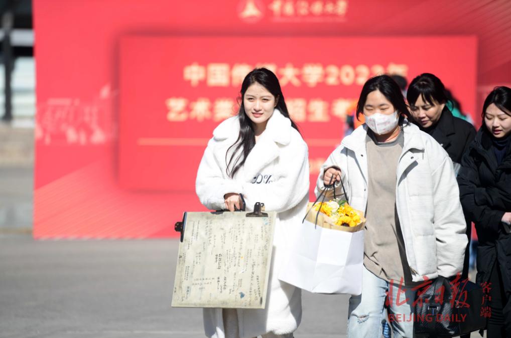 美术艺考生面试现场_2023年艺术类本科招生考试复试_中国传媒大学艺考线下考试