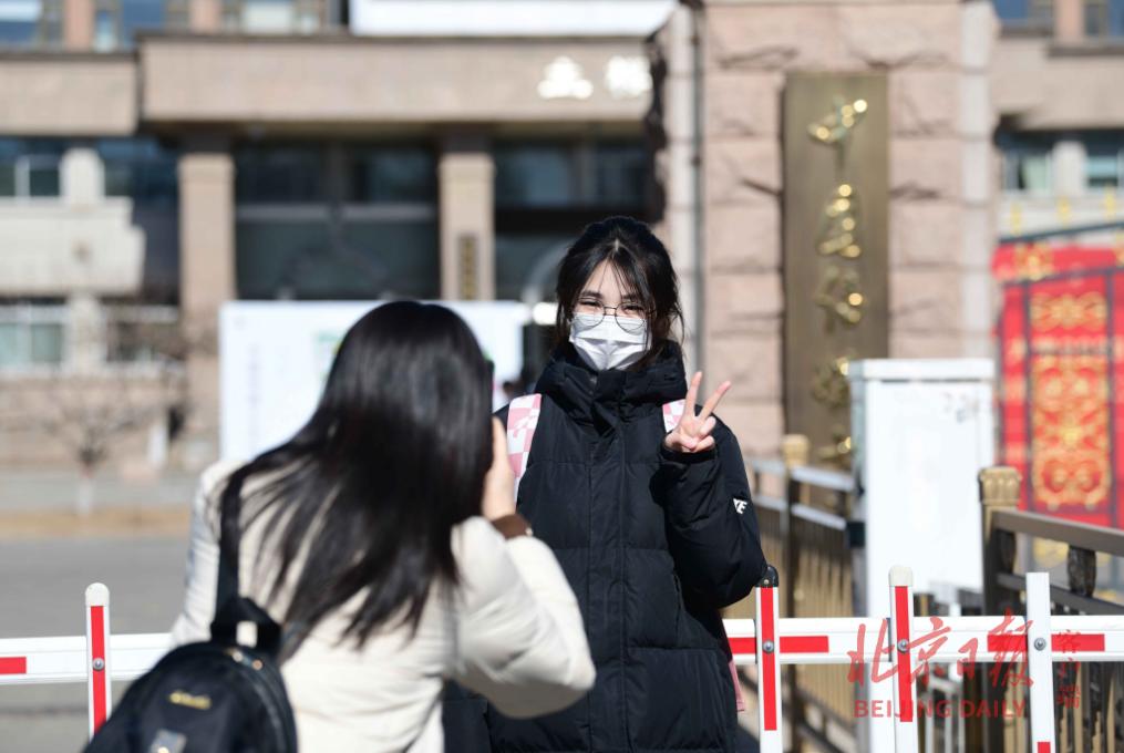 美术艺考生面试现场_中国传媒大学艺考线下考试_2023年艺术类本科招生考试复试