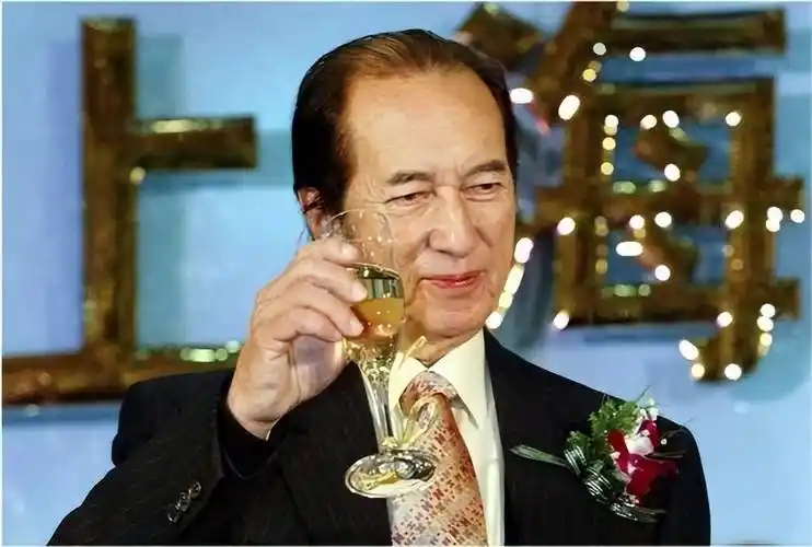 赌王何鸿燊视频_何鸿燊夸赞何超琼_何鸿燊评价李嘉欣与何超琼