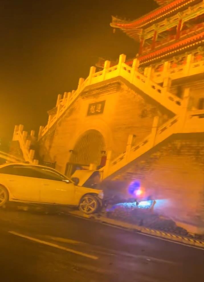 轿车凌晨撞上西安鄠邑钟楼基座，文管所称楼梯和下方墙面受损，交警：无伤亡，案件正在办理
