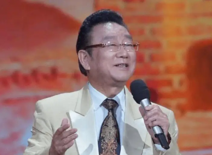 赵本山怒批蒋大为啥也不是？瞧不起农民？脸都被打肿了,能说什么?