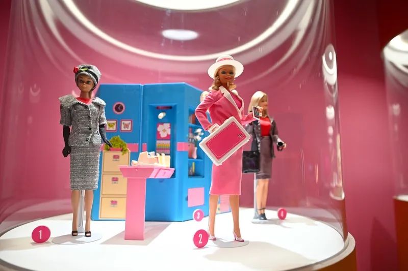 芭比娃娃小游戏_换装游戏电子簪娘 芭比娃娃虚拟装扮 电子簪花文化现象