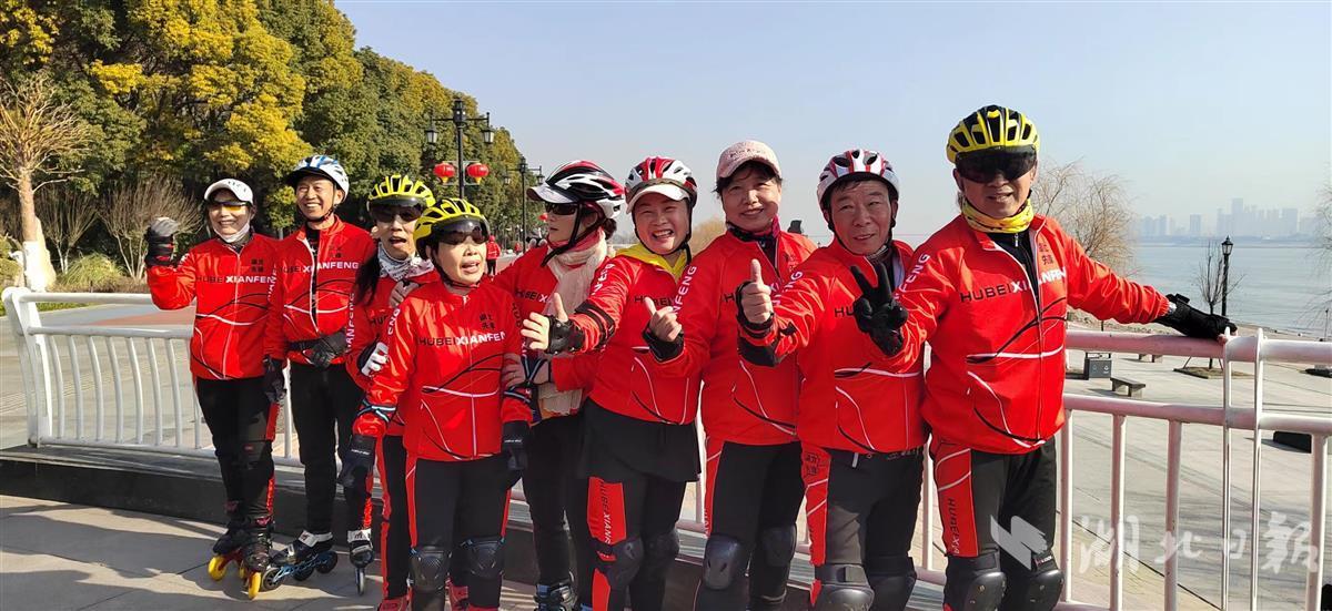 轮滑让人着迷！江城数百名老人变身“追风族”